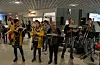 Det skralla godt i trommehinnene då Etne musikklag og Etne skulekorps framførte Gammel jegermarsj i Etne senter laurdag. Foto: Grethe Hopland Ravn