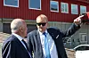 ORIGINALTEKST TIL BILETET. Stortingspolitikar Terje Halleland i FrP var invitert gjest og talar. Her til høgre i samtale med tidlegare eigar og leiar Norvald Matre.