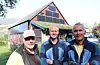 Pangstart for ny nystarta bedrift. Martin Sævareid (f.v.) har fått solceller på løa montert av Øystein Naterstad og Sveinar Kringlebotten i Los Solcelle Vestland. Foto: Svein-Erik Larsen