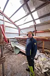 Låvetaket og ein vegg er øydelagd av stomren, konstarerer Kristian Nordgård.FOTO: TORSTEIN TYSVÆR NYMOEN