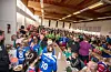 Etne Cup blei avlyst i 2020, men i 2018 såg det slik ut i matsalen på Skakke. 1.600 personar blei mata av dei 400 frivillige i matsalen. Ryktet fortel at over 15 kilo tacokrydder vart brukt i laurdagens tacomiddag.Foto: Torstein Tysvær Nymoen