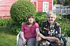 100 års jubilanten Borghild Paulsen saman med barnebarnet May-Helen Molde (34) som har tatt turen til Skånevik for å feira mormor.Foto: Irene Mæland Haraldsen