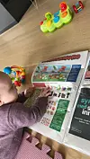 Selma (5 mnd.) les sommaravisa til Grannar på Vikaneset i Skjold.FOTO: LENE LANGELANDSVIK