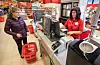 Berit Sørheim Myking tok i mot Ida Flesland og andre kundar på Extra-butikken i Etne i går. FOTO: TORSTEIN NYMOEN
