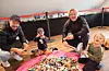 Leif Vestbø (f.v.) og Stian Furseth var med sonane Noah Vestbø og Theo Erling Furseth å bygga Lego. Foto: Svein-Erik Larsen