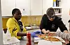 Umjuma Abraham (t.v.) og Gabrielius Svelnikas serverte pizza. FOTO: SVEIN-ERIK LARSEN