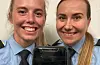 Majlen (t.v.) og Kine, er ein del av politiet sin egen Snapchatredaksjon.Foto: Politiet