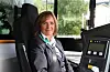 Tone Karin Urdal har vore bussjåfør i 20 år og stortrivest i jobben. No overtar Vy for Tide, og det er Urdal spent på. Foto: Grethe Hopland Ravn