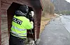 Kjetil Nesbu i UP under ein kontroll på Viskjer onsdag. Han og ein patrulje bevegde seg etter kvart til Rullestad tunnelen. Foto: Svein-Erik Larsen