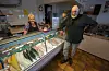 Ekteparet Liv Anne og Lars Moe var uvitande om den spesielle kontrakten som syt for at kommunen er forplikta til å kjøpe eigedommen kor dei mellom anna har drive sal av fersk fisk.ARKIVFOTO