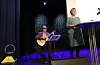 Guri Ravatn presenterte litt frå boka si. Kjell Ravatn spelte gitar, medan Guri engasjerte publikum med songar frå boka. OTO: RENATE SÆVAREID