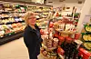 Audhild Sørhus Lindanger i Joker Vats har fått tøffare konkurranse frå Coop i nabolaget som er omprofilert til Extra. Ho er meir opptatt av å ta imot kundane på ein god måte enn å tenkje på kva konkurrenten gjer. Foto: Jon Edvardsen