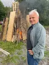 Roald Årvik tente bålet på Bryggebakken i Vikebygd. FOTO: LAILA ESPELAND
