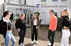 Diskusjonen går friskt mellom dei ferske 18-åringane som skal stemma for aller første gong. F.v.: Tomine Hundseid Dalberg, Madelen Frøland, Andrea Hundhammer Vågen, Gustav Stople og Johanne Rafdal Lauritsen. Foto: Grethe Hopland Ravn