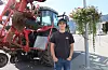 16 år gamle Elias Svantesvold har hatt ansvar for vatning av plantene i Etne sentrum.Foto: Irene Mæland Haraldsen