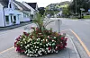 Nye blomsterkrukker i støypejern prydar sentrum.