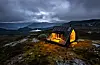Dagsturhytta på Leiteshaugen er nydeleg plassert med utstikt over både fjell og vatn. Foto: Svein Egil Økland / Økland foto