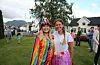 Silje Rødne og Sofie Asheim møtte opp i Tinghusparken i Etne for å markere Pride. Foto: Øystein Silde Frønsdal