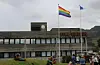 Regnbogeflagget vaia føre Etne tinghus.