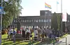 Rundt 50 personar møtte opp til markeringa i Etne. Regnbogeflagget vaia.