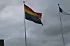 Innsendaren er ikkje samd i at pride-flagget skal veiva i lufta ved kommunale bygg, som her ved Etne tinghus.Arkivfoto