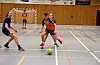 Truls Skjold konsenterer seg godt, slik at ikkje Stina Tjoflot Nes (t.v.) og Hanne Gangdal snappar ballen frå han. Bak vaktar Emil Haugen målet. Foto: Grethe Hopland Ravn