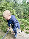 Oliver Beyer fjellklatrar ved hjelp av det nye tauet.FOTO:RENATE SÆVAREID