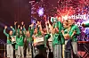 Turngruppa i Etne IL jublar for ei gåve på 150.000 kroner under Hjartebank-konserten på Skakke torsdag kveld. Foto: Svein-Erik Larsen