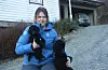 Ingrid Haugen frå Sandeid fekk problem då ho måtte ha hastehjelp til hunden Milla (3). I armen har ho kvelpen Frida på 8 veker.Foto: Irene Mæland Haraldsen
