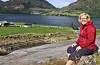 Grunneigar Else Merethe Frette synest det er stas å ha Bruteigsteinen på garden, men fastslår at det ikkje er stor trafikk til dei unike helleristingane.Foto: Arne Frøkedal