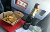 Ei flaske prosecco på flyet er lov, men kan fort føre til uønskte hendingar. Luftfartstilsynet har opplevd ein auke i slike hendingar knytte til auka alkoholforbruk på flyet. Foto: Marianne Løvland / NTB / NPK