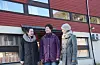 Skal finna saman. Zaneta Gustiene (t.v.) frå Litauen fekk festinvitasjon på morsmålet frå Marita Staurland og Kristin Hansen i Imsland Bygdekvinnelag.Foto: Irene Mæland Haraldsen
