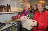 Signy Rønnevik og Ingrid Lofthus hadde mykje å velja mellom i butikkhyllene på Gnisten.Foto: Irene Mæland Haraldsen