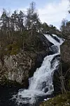 Bakkafossen mellom Vikebygd og Bjoa, renn der den har runne i generasjonar i nærleiken av gamle Årvik skulehus, og bedehus. Posten og butikken låg kloss ved. Men det var ein gong