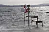 Badesesongen er definitivt ikkje klar for badegjester denne dagen ved Lie friområde i Skjold. Vinden var iskald og bølgjene slo mot bryggekanten denne dagen.