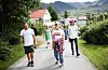 Søskena Mika (t.v.), Rebekka og Eirik Aadland plar reisa til Vikebygd kvar einaste sommar. Faren, Tom Roger Aadland, er oppvaksen i bygda.