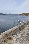 Dalavika i Skjold ventar på båt og badeliv.