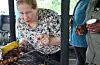 Maisaa Lilian frå Syria grillar hjarte og nyrer av lam.Foto: Irene Mæland Haraldsen