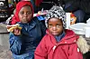 Tasneem Tasneem (7) og Aya Abdoeljaøil(6) kosar seg med pølse. Foto: Irene Mæland Haraldsen