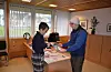 Ordførar Mette Heidi Bergsvåg Ekrheim hadde travelt med å dele ut bøsser. Erling Bjarte Rullestad fekk også med seg ein Kvikklunsj på vegen.Foto: Anne-Brit Grindheim