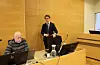 Eigar av vassverket og saksøkjar Aage Vee fekk forklara seg under første dag i rettsalen. Her saman med advokat Simen Neraker i Bull & Co Advokatfirma AS. Foto: Irene Mæland Haraldsen
