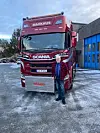 Norsk Scania på Frakkagjerd i Tysvær har levert lastebilar til Arne Markhus sidan 1980-talet. Her hentar den erfarne sjåføren ein ny Scania, vinteren 2021.