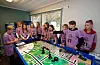 Thomas Nybru (t.v.) demonstrerer korleis lego-roboten fungerer. Laurdag reiser heile klassen til Sandnes for å vera med i fylkeskonkurranse i First Lego League. Vidare frå venstre: Amalie Aarekol, Emma Bakkedal Espevoll, Camilla Reimers, Elise Hundseid Dalberg, Julie Reimers Holten Leifsen, Maia Opsal, Petra Blikra, Kristian Halleraker, Vegard Kvamen Låte, Mikkel Bjørnsen Andreassen. Anders Moland er også med på prosjektet, men han var ikkje til stades denne dagen. Foto: Grethe Hopland Ravn