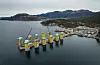 Aker Solutions er i gang med å slepe dei elleve betongunderstella til Hywind Tampen frå Vikebygd til Gulen industrihamn i Sogn og Fjordane. No skal Vindafjord kommune lage eit forprosjekt for å utvikle industriområdet Dommersnes til å bli meir attraktiv for havvind. Foto: Johnny Engelsvoll/Equinor