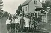 Klassen på Bjelkaberg 1922. Framme nr. to frå høgre: Borgny, mor til Frank. Til høgre bak; morsøster Gunnhild. Morbror Roald Bernt nr. to frå venstre bak.Ukjent fotograf/fotoeigar Etne Kulturistoriske vegvisar