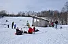 Mange vitja Fjellstøl i vinterferien. Nokre på ski i lysløypa, andre i akebakken. Tilrettelagt med bålpanne og gapahuk, gjer det tilgjengeleg for store og små, som ynskjer å tilbringe dagen i snøen.Foto: Anne-Britt Grindheim