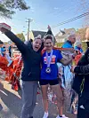 Maryna Novik (t.h.) feirar maratonsiger saman med søstera Tamara Novik som bur i USA. Foto: Privat