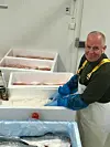 Eigar og kokk Roy Martin Øyjord har utvikla dei konjakkmarinerte spesialprodukta av laks og aure.Foto: Privat