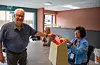 Harald Lindevik avgir si stemme i urna på Skakke i Etne, mens Gunn Nordis Rafdal Ekornrud passar på. I bakgrunnen: Sigurd Birkenes. Foto: Grethe Hopland Ravn