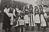 Fjæra 1945. Bunadskledde damer samla på kaien. Frå venstre: Signe Fjæra, Anna Mosnes, Margit Tuv (Gundersen), Laura Fjæra,Inger Miljeteig, Gjøa Lundal, Ellen Lundal, og Marie Reinsnås. Småjentene er Gunnvor Sørhus (Gundersen) og Marit Helene Fjetland (Gundersen).Fotoeigar: Marit Helene Fjetland